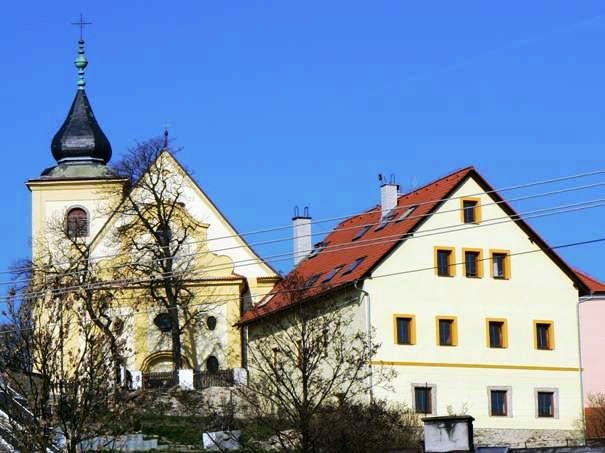 Dolní Žandov - Dolní Žandov, Farní penzion Dolní Žandov - Celkový pohled s kostelem sv. Michaela